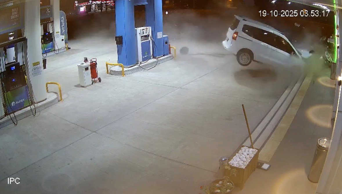 mardinde-faciadan-donuldu-ticari-arac-benzin-istasyonuna-daldi-2-kisi-yaralandi