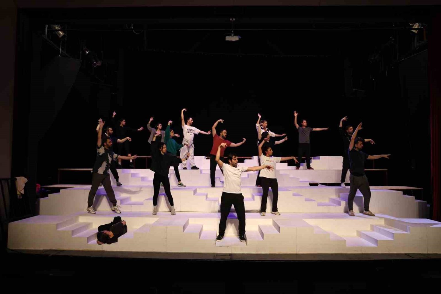 nilufer-kent-tiyatrosu-iftiharla-sunar-lukus-hayat