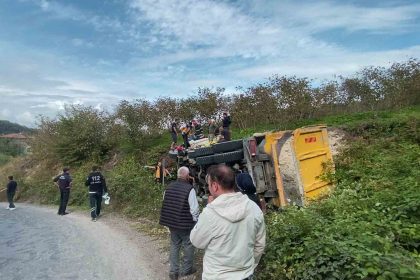 orduda-kil-yuklu-kamyon-devrildi-2-yarali