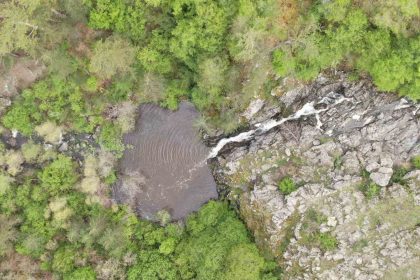 ormanin-icerisindeki-selale-gorenleri-mest-ediyor
