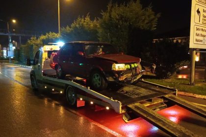 otomobil-koprunun-korkuluklarina-carpti