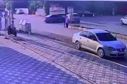 otomobillerin-kafa-kafaya-carpistigi-kazada-2-kisi-yaralandi-o-anlar-kamerada