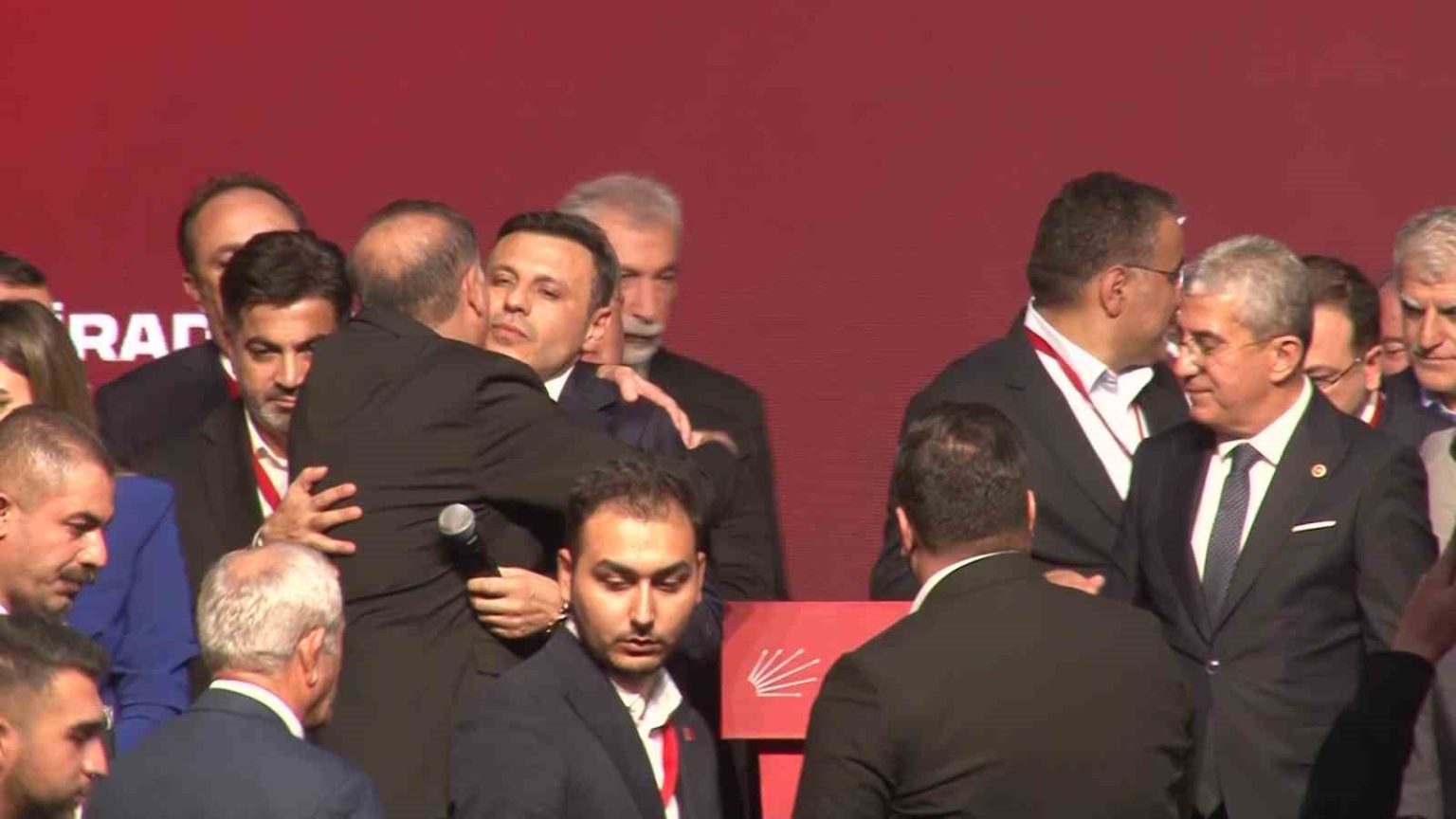 ozgur-celik-oy-coklugu-ile-yeniden-chp-istanbul-il-baskani-secildi
