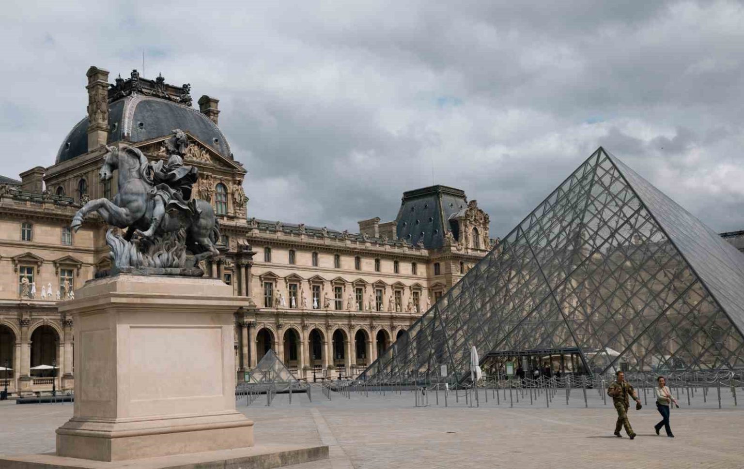 paristeki-unlu-louvre-muzesinde-soygun-panigi-muze-ziyaretcilere-kapatildi
