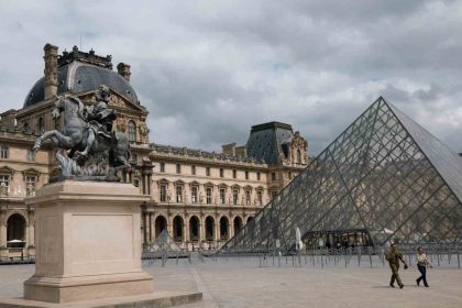 paristeki-unlu-louvre-muzesinde-soygun-panigi-muze-ziyaretcilere-kapatildi