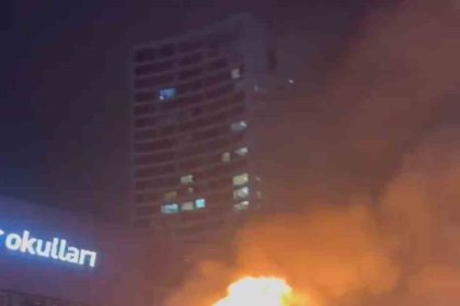 pendikte-seyir-halindeki-otomobil-alev-alev-yandi