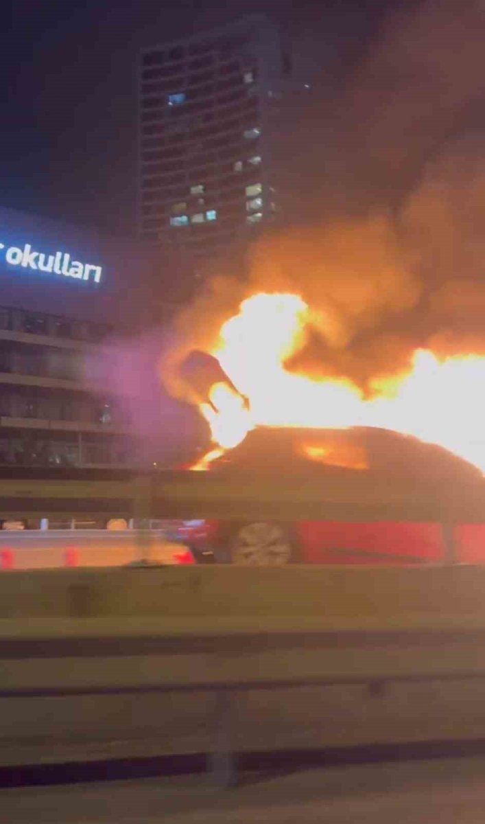 pendikte-seyir-halindeki-otomobil-alev-alev-yandi