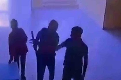 sanliurfada-ogretmen-veli-tarafindan-sopayla-darbedildi