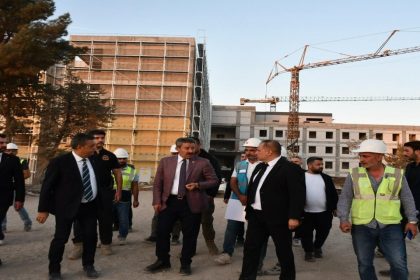 sirnakta-500-yatakli-bolge-hastanesinin-insaati-denetlendi