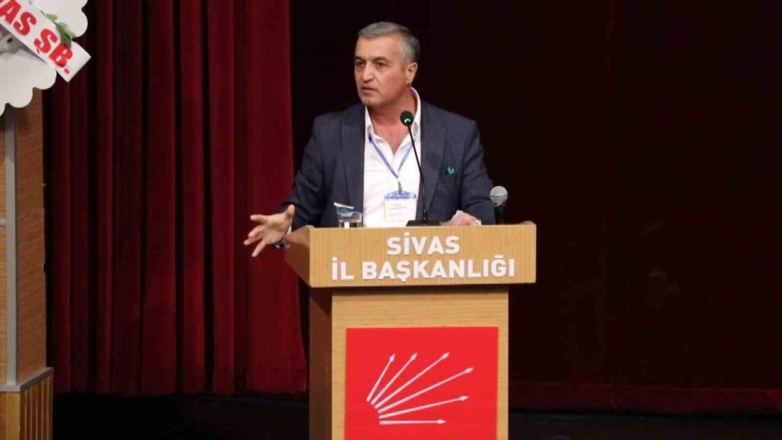 sivas-chp-il-kongresinde-etek-krizi