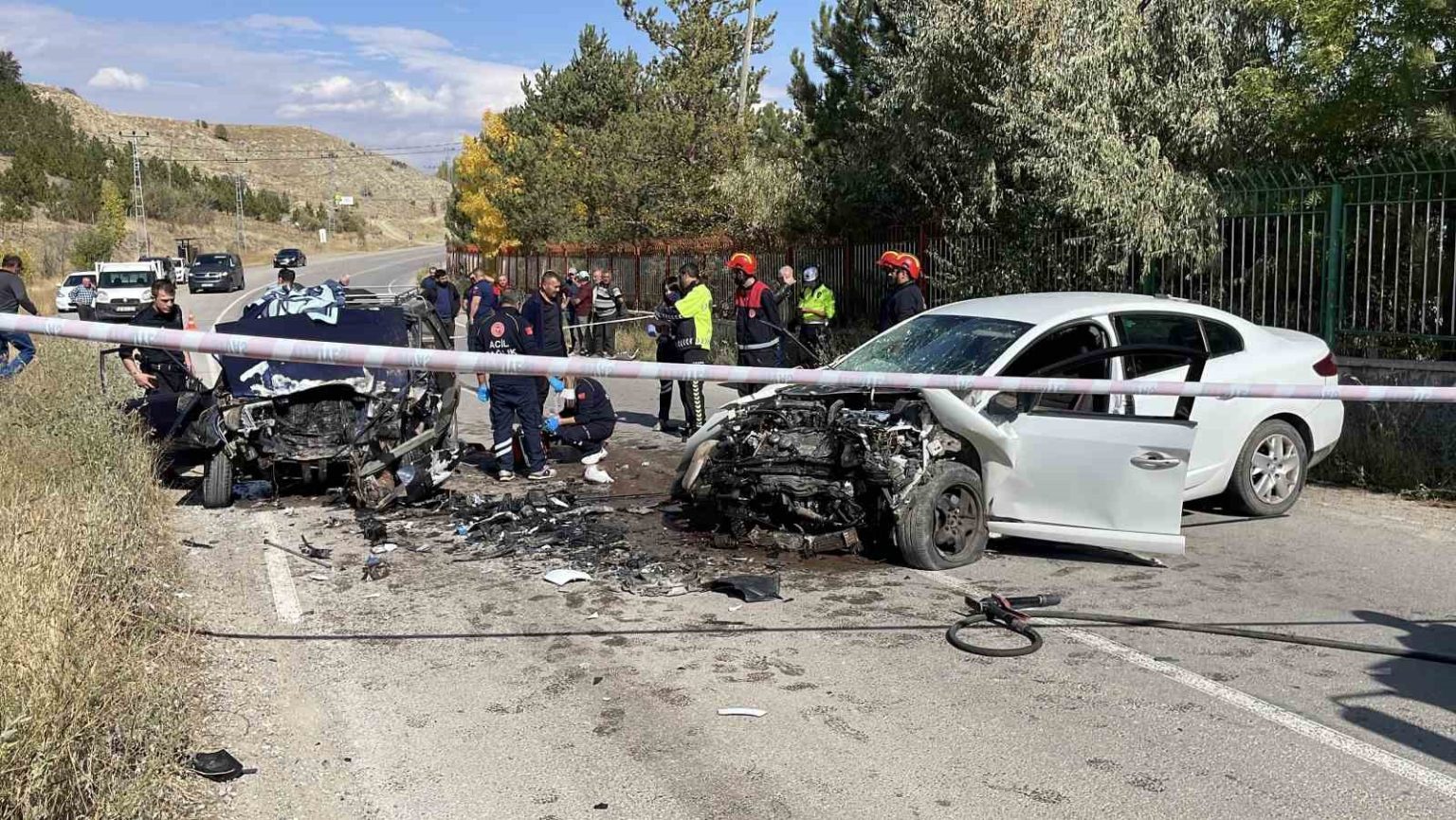 sivasta-iki-otomobil-carpisti-1-olu-1-yarali