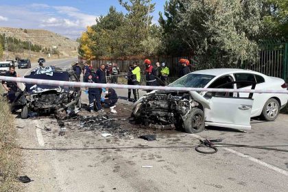 sivasta-iki-otomobil-carpisti-1-olu-1-yarali