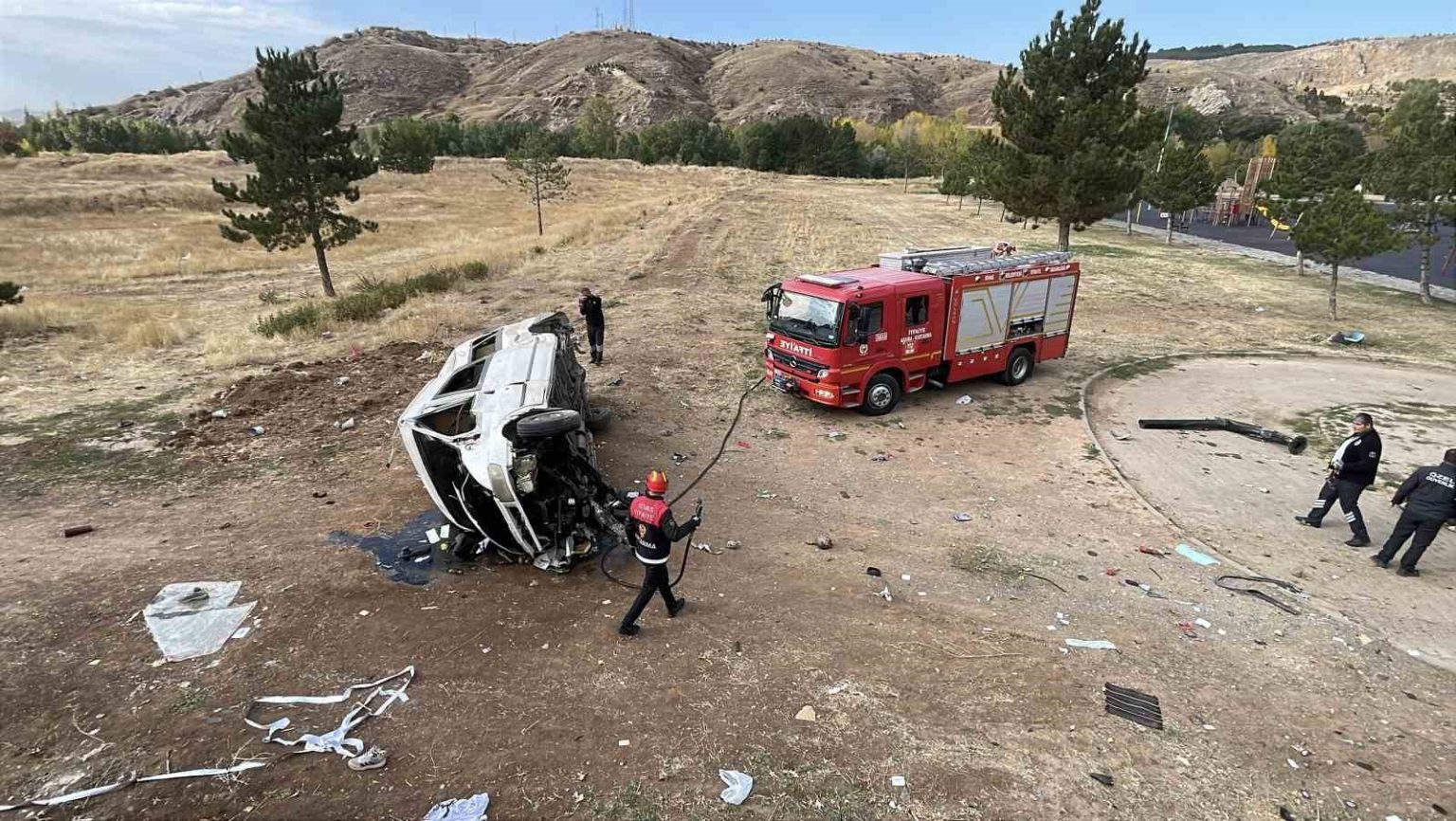 sivasta-minibus-istinat-duvarindan-asagi-devrildi-4-yarali