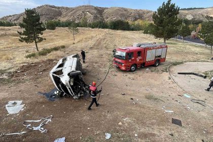 sivasta-minibus-istinat-duvarindan-asagi-devrildi-4-yarali