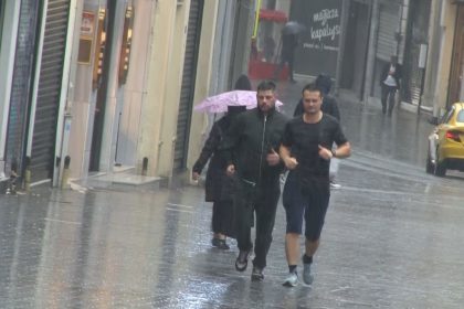 taksimde-etkili-olan-saganak-yagis-vatandas-ve-turistlere-zor-anlar-yasatti