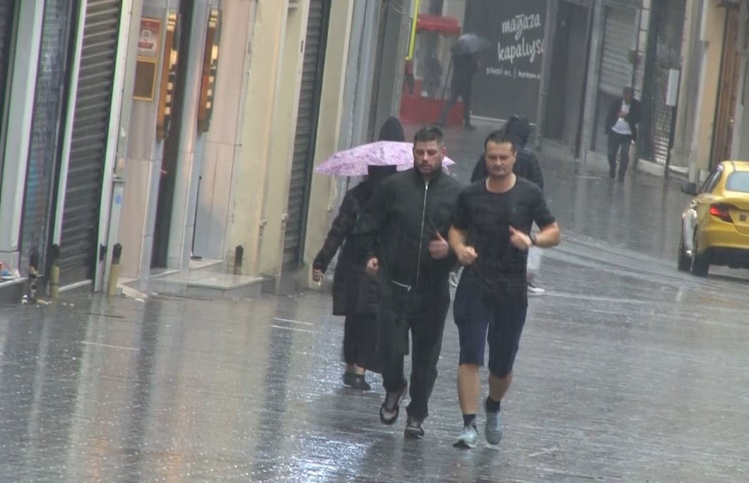 taksimde-etkili-olan-saganak-yagis-vatandas-ve-turistlere-zor-anlar-yasatti