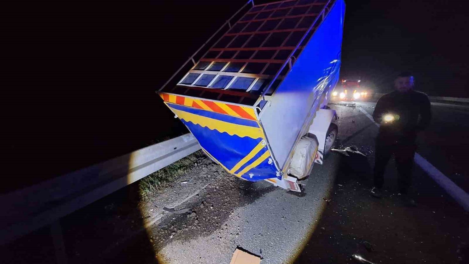 tem-otoyolunda-bariyerlere-carpan-minibus-ters-dondu-4-yarali