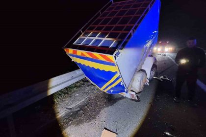 tem-otoyolunda-bariyerlere-carpan-minibus-ters-dondu-4-yarali