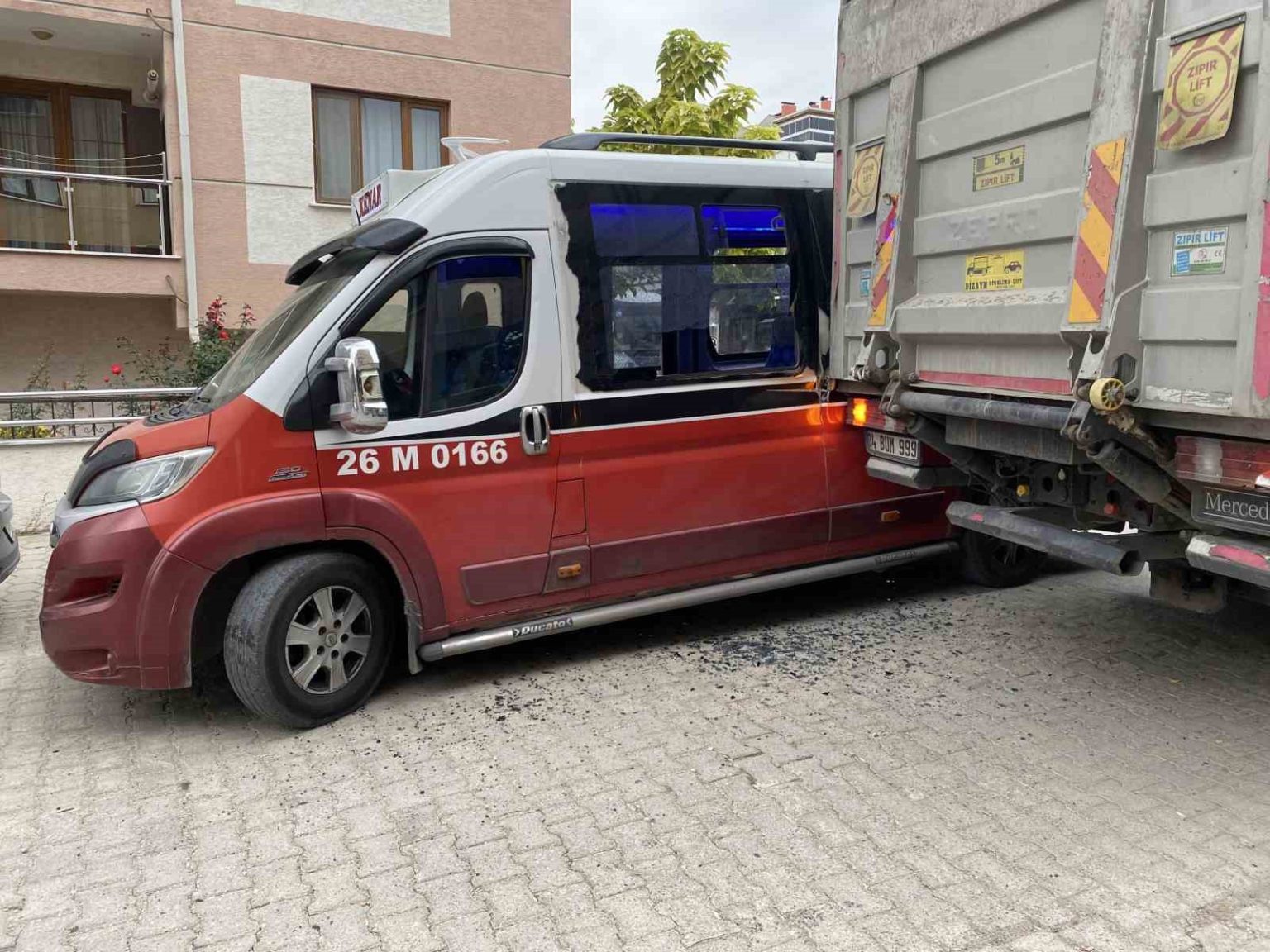 tir-ile-minibusun-carpistigi-kaza-maddi-hasarla-atlatildi