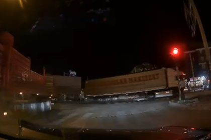 tirin-dorse-kapagi-acildi-kirmizi-isikta-bekleyen-otomobil-kil-payi-kurtuldu