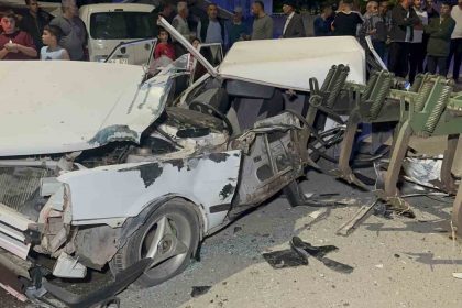 traktor-pullugu-carptigi-otomobili-adeta-parcaladi-1-agir-yarali