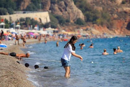 turkiye-kisi-yasarken-antalyada-yazdan-kalma-gunler-devam-ediyor