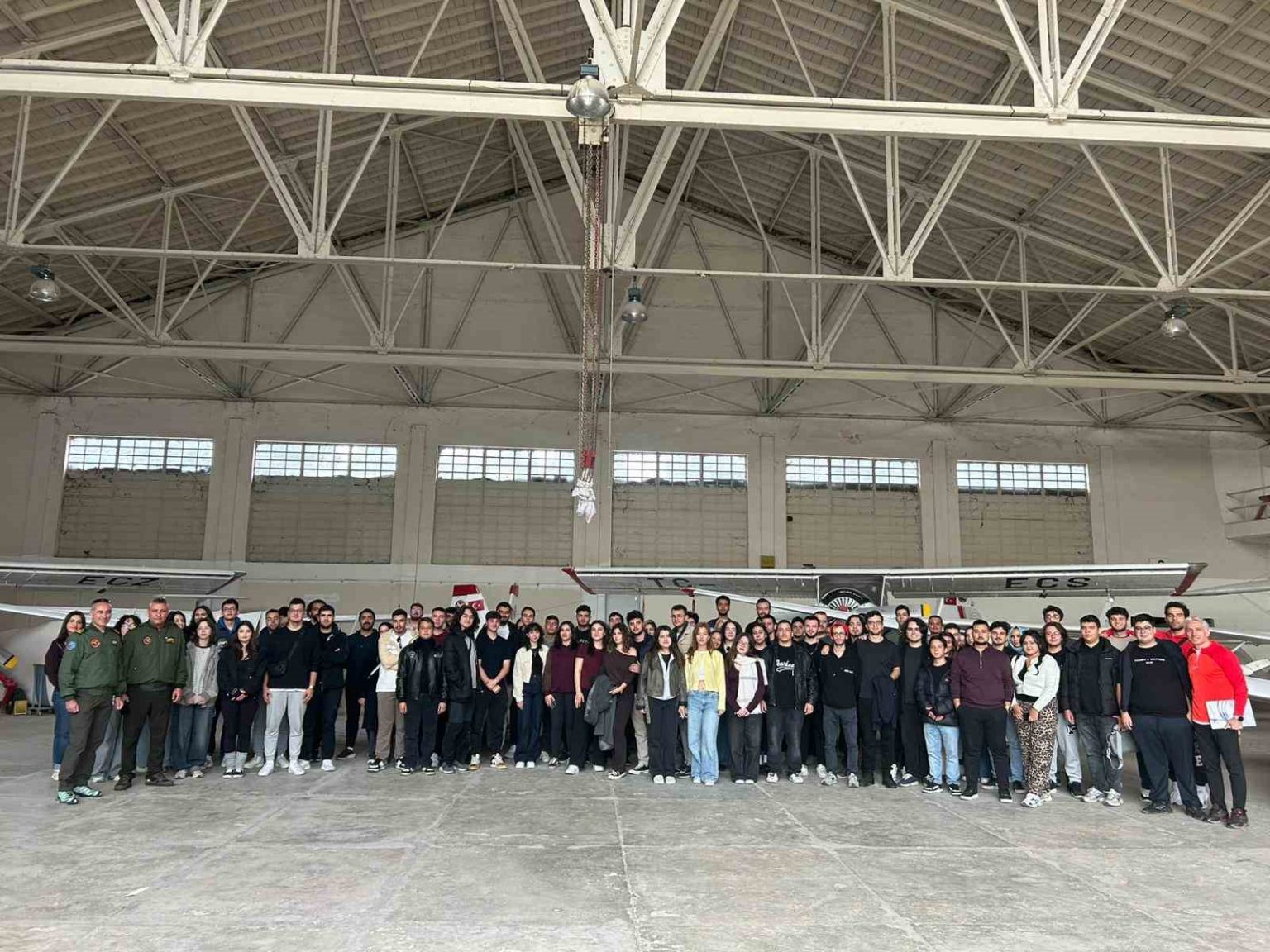 universite-ogrencileri-inonu-havacilik-egitim-merkezini-ziyaret-etti-egitim-ucaklarini-yakindan-gordu