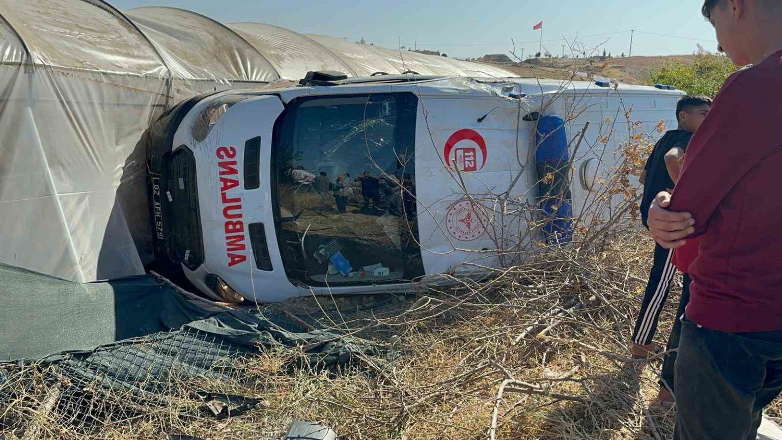 yaralilari-tasiyan-ambulans-ile-otomobil-carpisti-8-yarali
