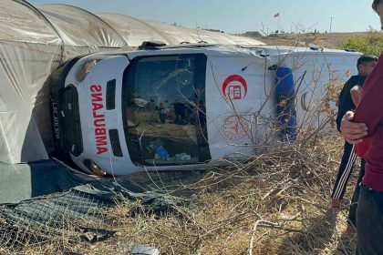 yaralilari-tasiyan-ambulans-ile-otomobil-carpisti-8-yarali