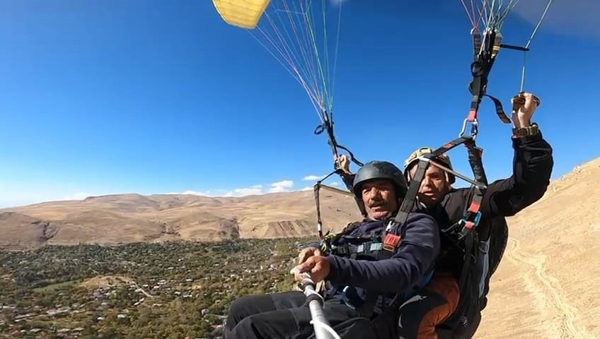 adilcevaz-semalarinda-yamac-parasutu-heyecani