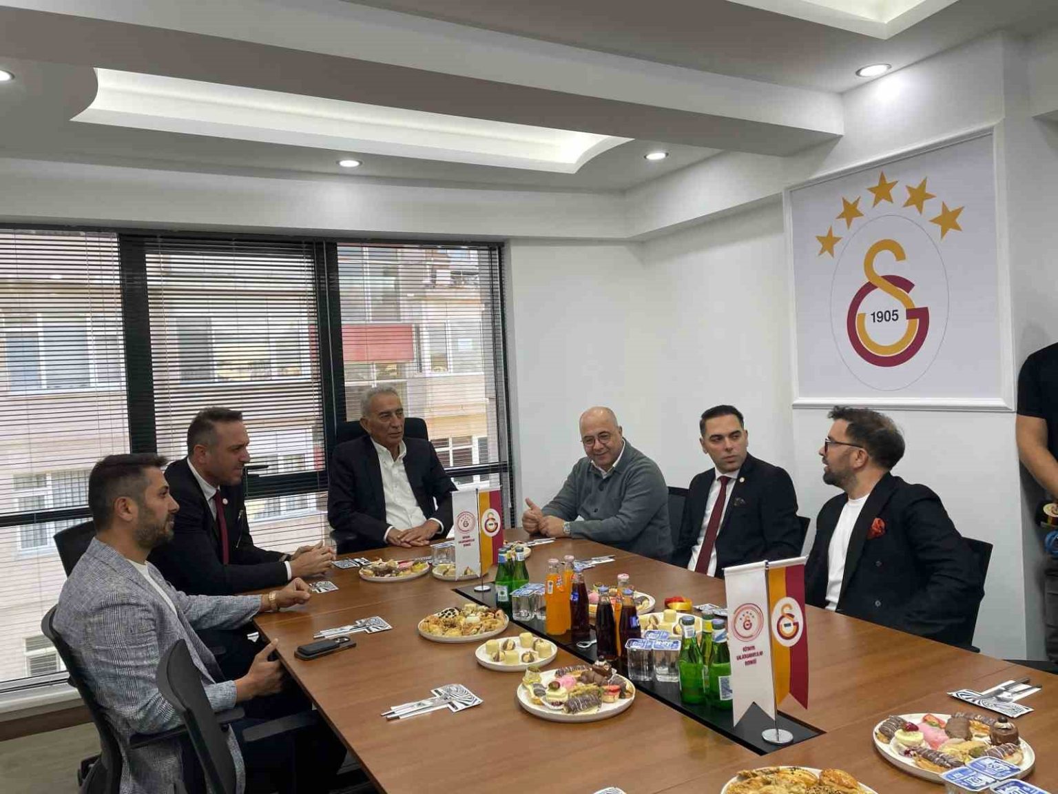 adnan-polat-1905-kutahya-galatasaraylilar-derneginin-acilisina-katildi