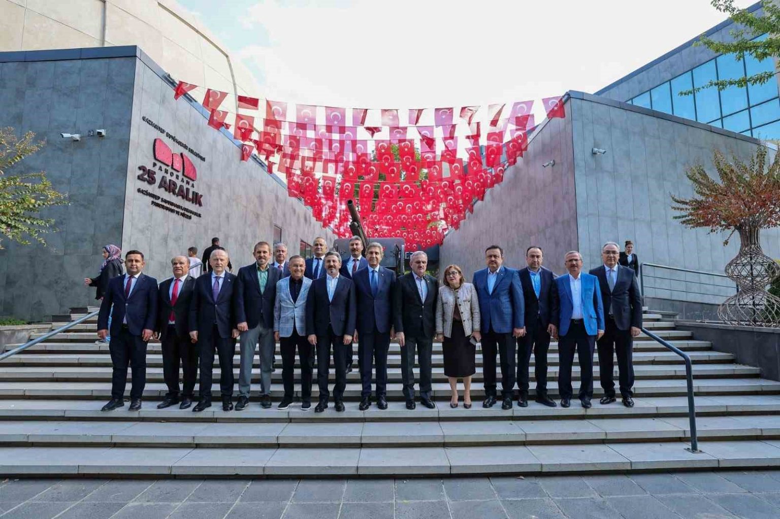 ak-parti-genel-baskan-yardimcisi-demir-25-aralik-panorama-muzesi-tarihi-canlandiran-kiymetli-bir-eser