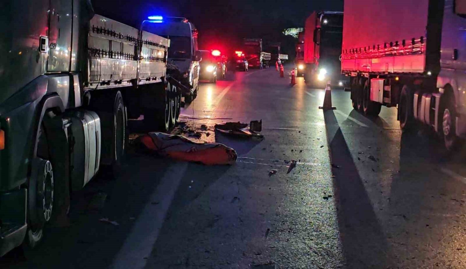 anadolu-otoyolunda-feci-kaza-genc-tir-soforu-lastik-degistirirken-baska-bir-tirin-altinda-kaldi