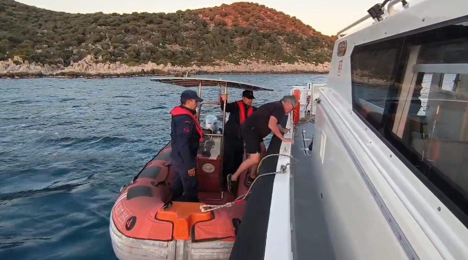 antalyada-kayaliklarda-mahsur-kalan-alman-turisti-sahil-guvenlik-ekipleri-kurtardi