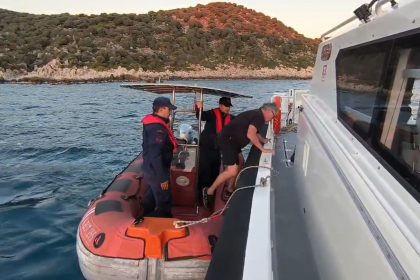 antalyada-kayaliklarda-mahsur-kalan-alman-turisti-sahil-guvenlik-ekipleri-kurtardi