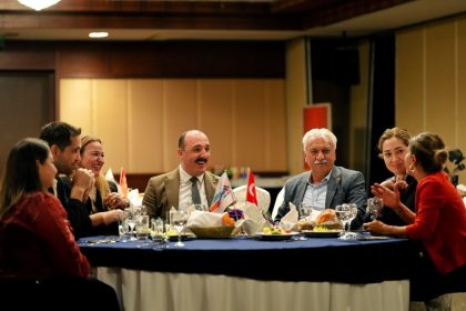 baskan-kotandan-muhtarlara-sizler-demokrasinin-mihenk-taslarisiniz