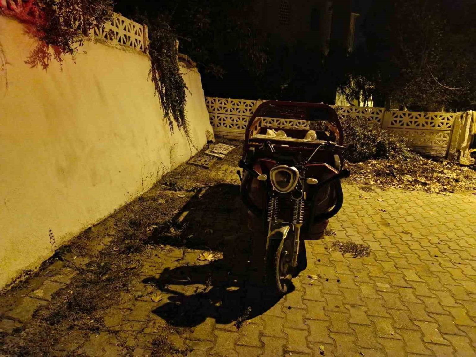 bilecikte-devrilen-uc-tekerlekli-motosiklette-bulunan-2-kisi-yaralandi