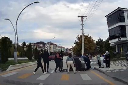 boluda-bir-otomobil-yaya-gecidinde-4-yasindaki-cocuga-boyle-carpti-o-anlar-kamerada