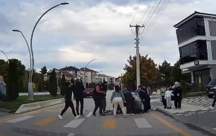 boluda-bir-otomobil-yaya-gecidinde-4-yasindaki-cocuga-boyle-carpti-o-anlar-kamerada