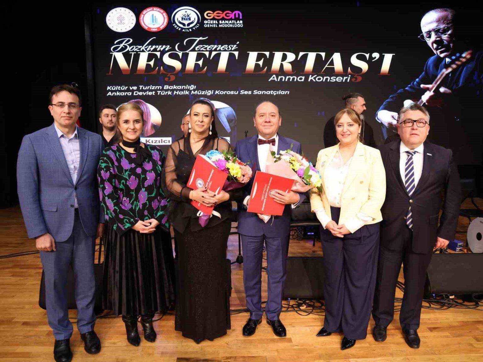 bozkirin-tezenesi-neset-ertas-vefatinin-13-yil-donumunde-turkulerle-anildi