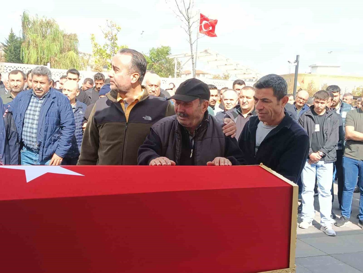 cezaevi-firarisi-tarafindan-oldurulen-uzman-cavusun-kardesi-agabeyimin-benimle-ilgili-hayalleri-vardi-sen-de-asker-olacaksin-diyordu