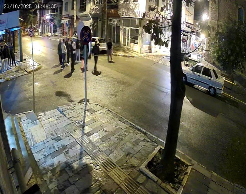 devrilen-aractaki-8-aylik-bebek-camdan-baba-ise-aracin-bagajindan-cikartilarak-kurtarildi