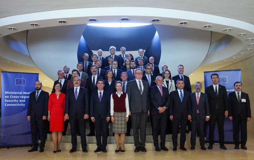 disisleri-bakani-fidan-ab-dis-iliskiler-konseyinin-aile-fotografina-katildi