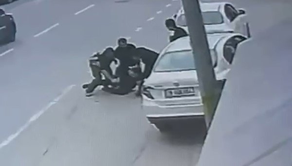 drift-atarken-yakalandi-sonrasinda-yaptiklari-pes-dedirtti