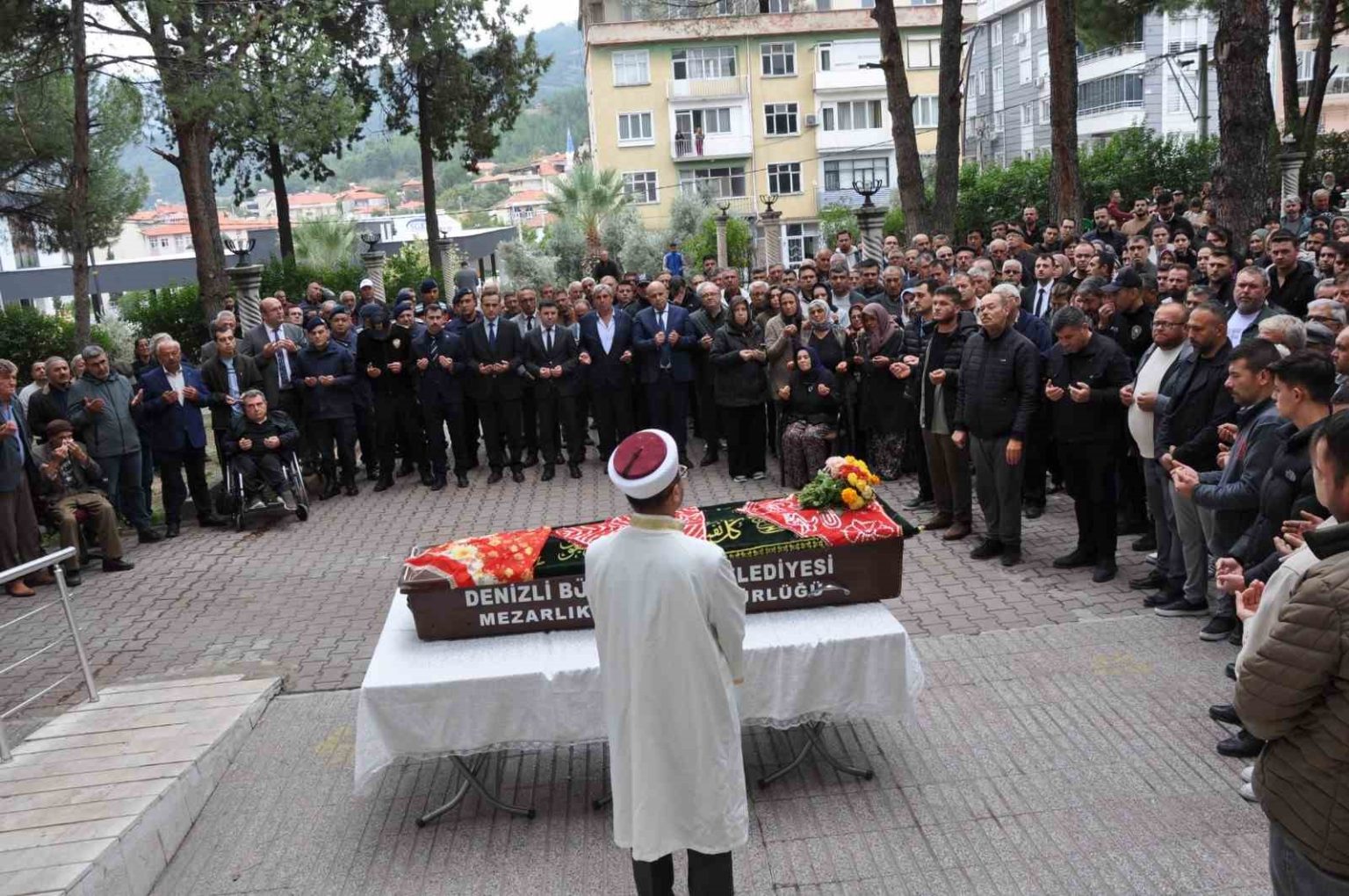 dugun-konvoyunda-sarampole-yuvarlanmasi-sonucu-hayatini-kaybeden-genc-son-yolculuguna-ugurlandi