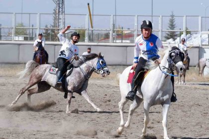 erzurumda-cirit-heyecani-suruyor