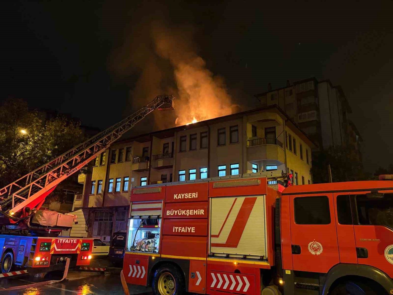 esi-eve-almayinca-sinirlenip-binanin-catisini-yakti-1-gozalti