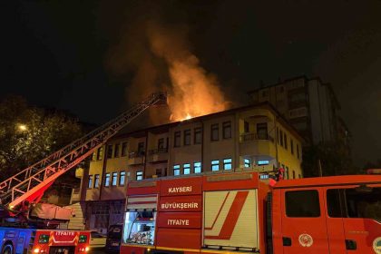 esi-eve-almayinca-sinirlenip-binanin-catisini-yakti-1-gozalti