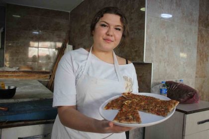 firinin-atesiyle-hayalini-yoguruyor