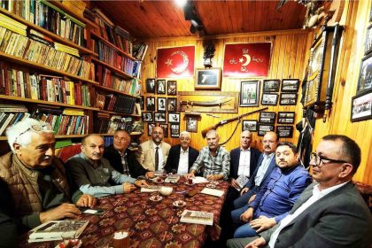 giresunda-bu-kafe-musterilerini-zamanda-yolculuga-cikariyor